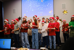 Vystoupení, perníčky i koledy: Božkovy Vánoce rozzářily školu