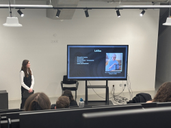 Středoškolské studentky v roli mladých vědkyň