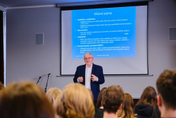 Absolvent našeho gymnázia Ing. Jiří Rusnok přednášel studentům o ekonomice a inflaci