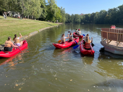 Studenti se připravují na vodácký kurz