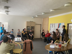 Studentky kvinty rozdávaly radost v třineckém stacionáři