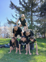 Slunce, pohoda a setkání generací – 43. ročník výstupu na Velký Polom přilákal přes sedmdesát účastníků