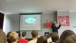 Profesor Jiří Podolský přiblížil studentům Einsteinovu teorii relativity