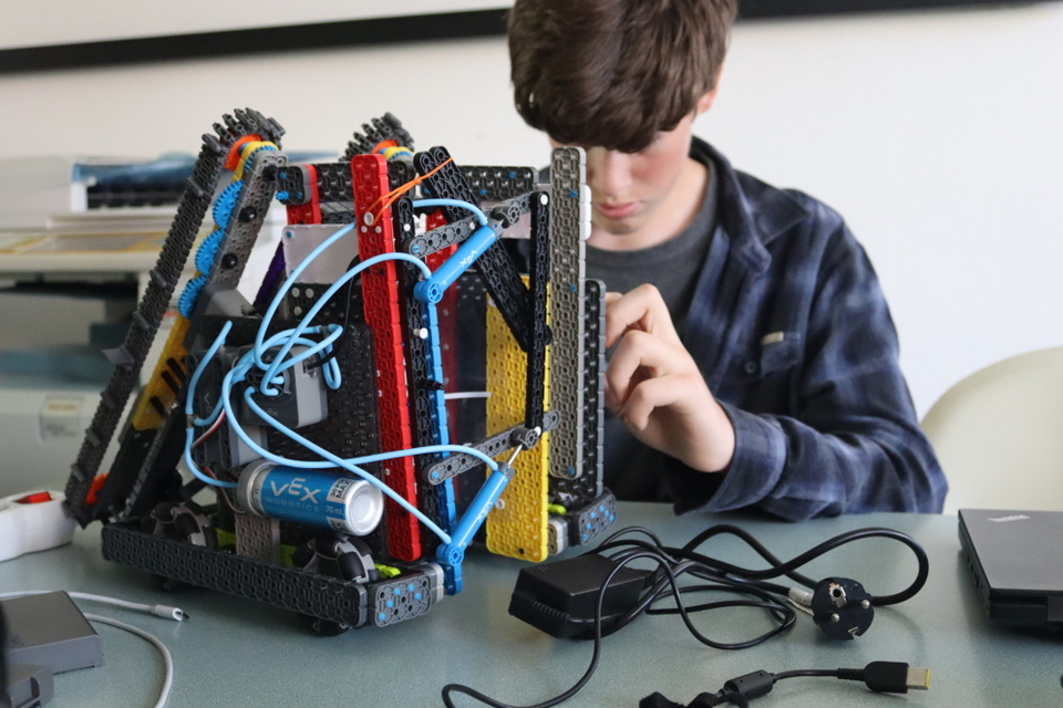 Roboti ve Zlíně zabodovali: tým Python se probojoval do finále VEX IQ Czech Open
