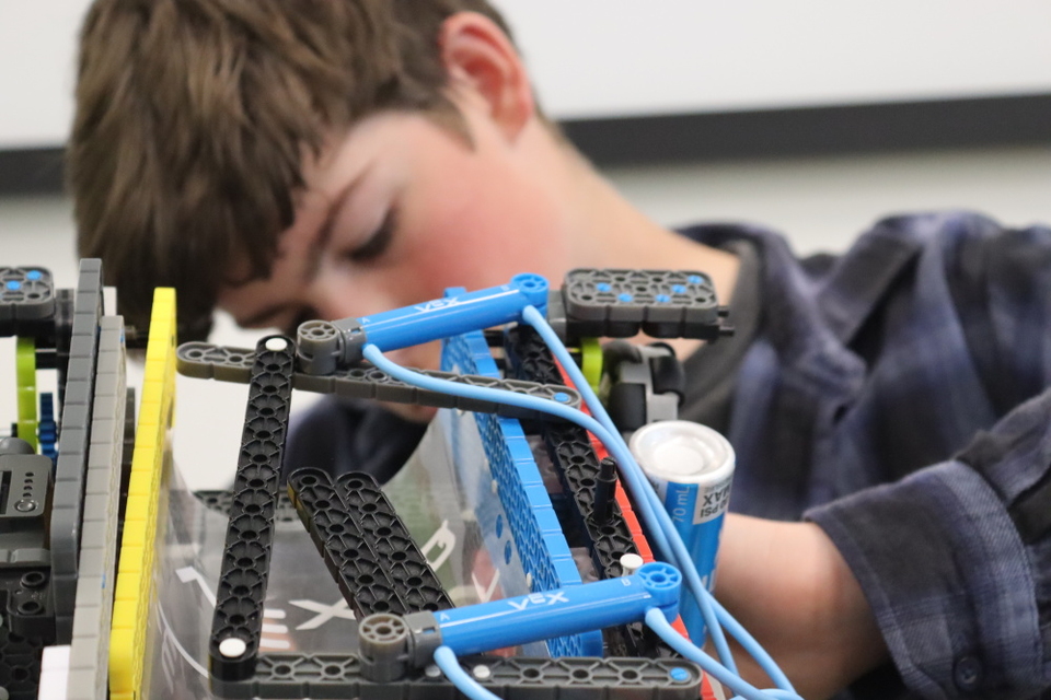 Roboti ve Zlíně zabodovali: tým Python se probojoval do finále VEX IQ Czech Open