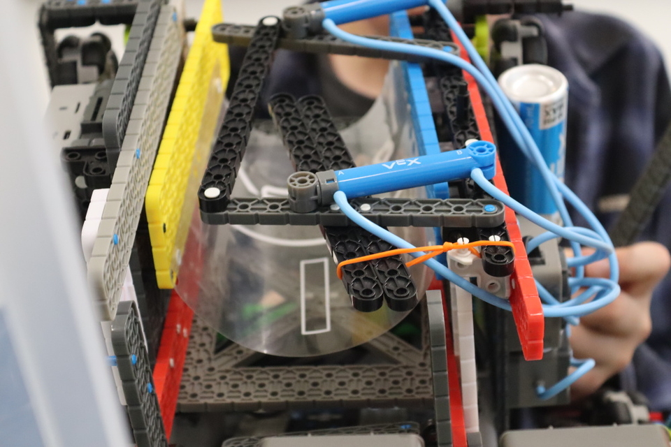 Roboti ve Zlíně zabodovali: tým Python se probojoval do finále VEX IQ Czech Open