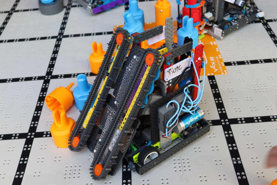 Roboti ve Zlíně zabodovali: tým Python se probojoval do finále VEX IQ Czech Open
