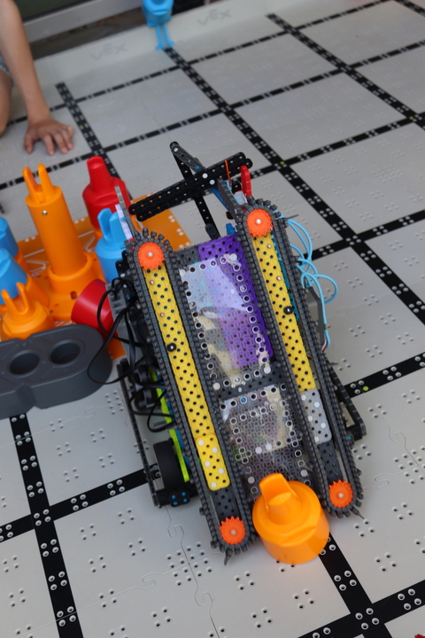 Roboti ve Zlíně zabodovali: tým Python se probojoval do finále VEX IQ Czech Open