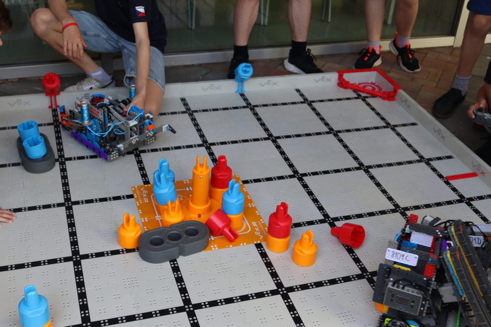 Roboti ve Zlíně zabodovali: tým Python se probojoval do finále VEX IQ Czech Open