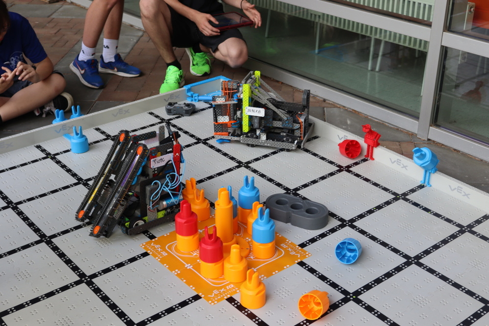 Roboti ve Zlíně zabodovali: tým Python se probojoval do finále VEX IQ Czech Open