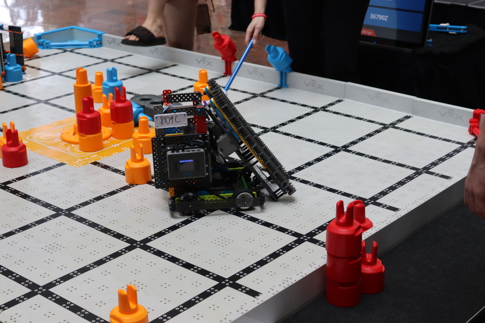 Roboti ve Zlíně zabodovali: tým Python se probojoval do finále VEX IQ Czech Open
