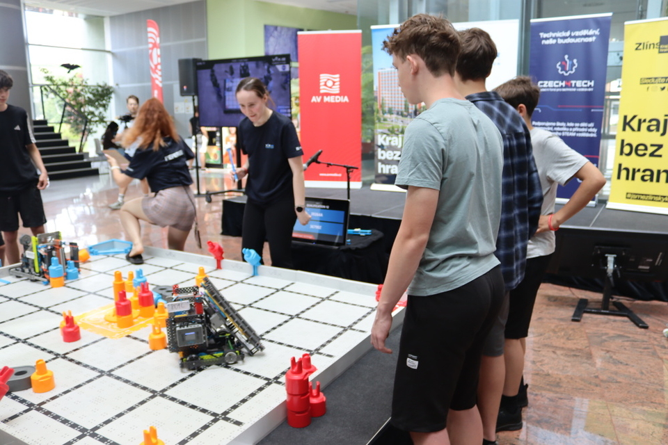 Roboti ve Zlíně zabodovali: tým Python se probojoval do finále VEX IQ Czech Open