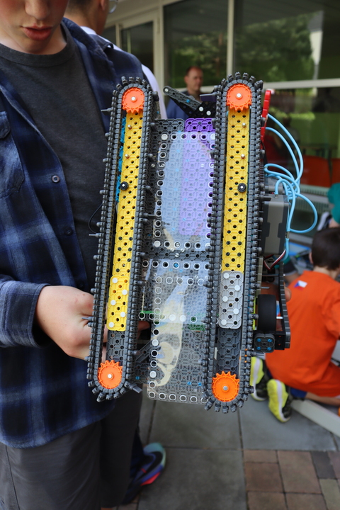Roboti ve Zlíně zabodovali: tým Python se probojoval do finále VEX IQ Czech Open