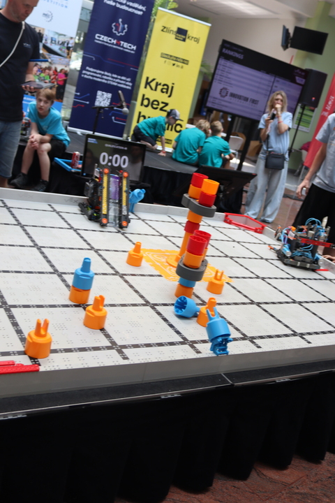 Roboti ve Zlíně zabodovali: tým Python se probojoval do finále VEX IQ Czech Open