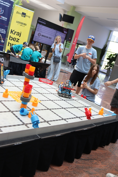 Roboti ve Zlíně zabodovali: tým Python se probojoval do finále VEX IQ Czech Open