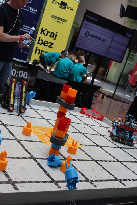Roboti ve Zlíně zabodovali: tým Python se probojoval do finále VEX IQ Czech Open