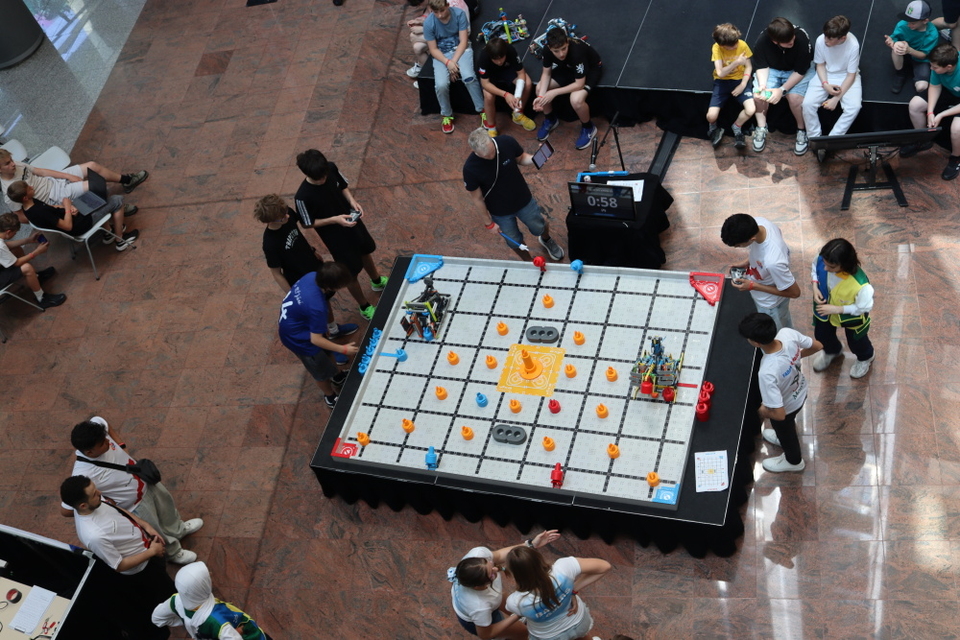 Roboti ve Zlíně zabodovali: tým Python se probojoval do finále VEX IQ Czech Open