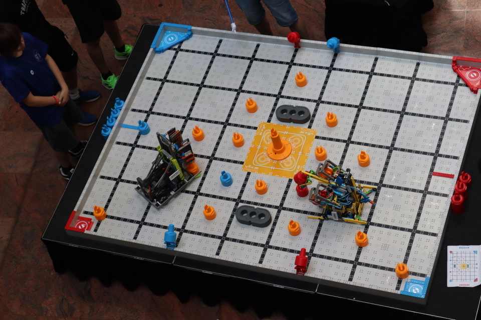 Roboti ve Zlíně zabodovali: tým Python se probojoval do finále VEX IQ Czech Open