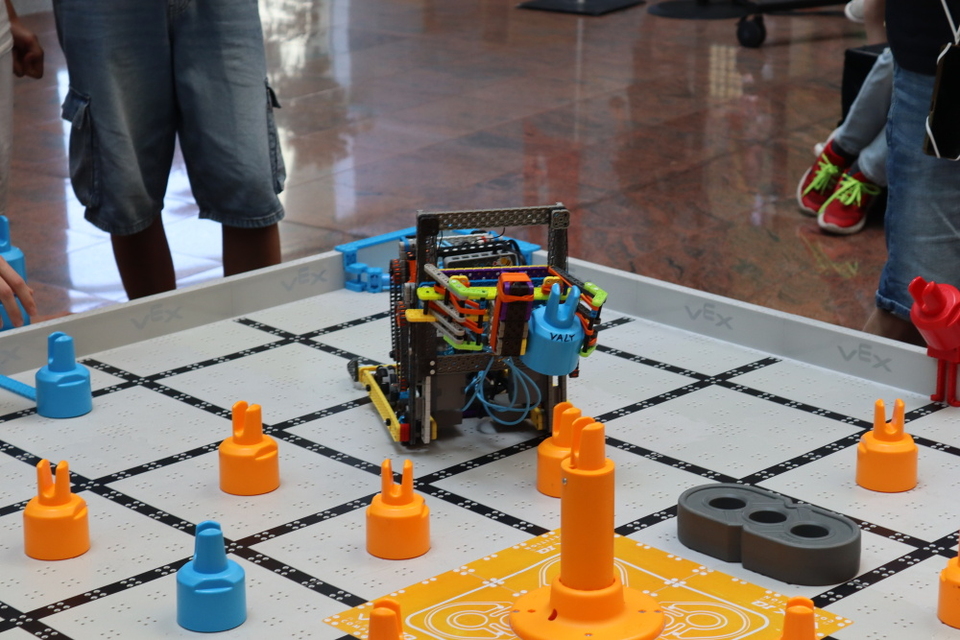 Roboti ve Zlíně zabodovali: tým Python se probojoval do finále VEX IQ Czech Open