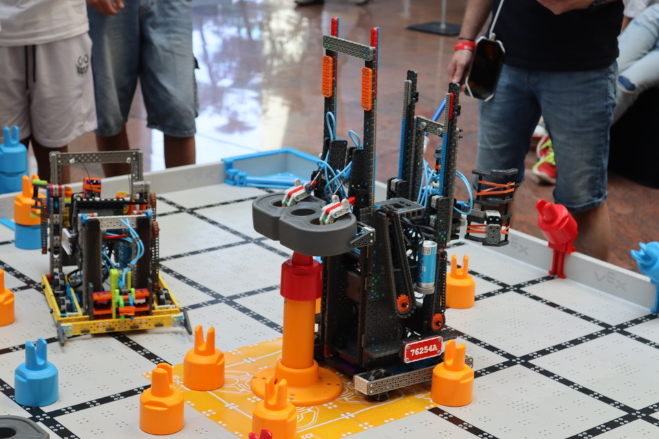 Roboti ve Zlíně zabodovali: tým Python se probojoval do finále VEX IQ Czech Open