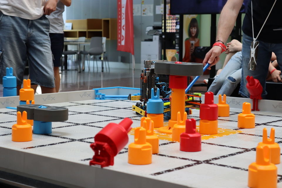 Roboti ve Zlíně zabodovali: tým Python se probojoval do finále VEX IQ Czech Open