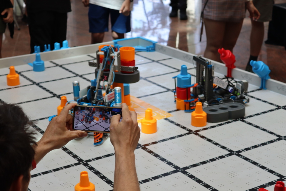 Roboti ve Zlíně zabodovali: tým Python se probojoval do finále VEX IQ Czech Open
