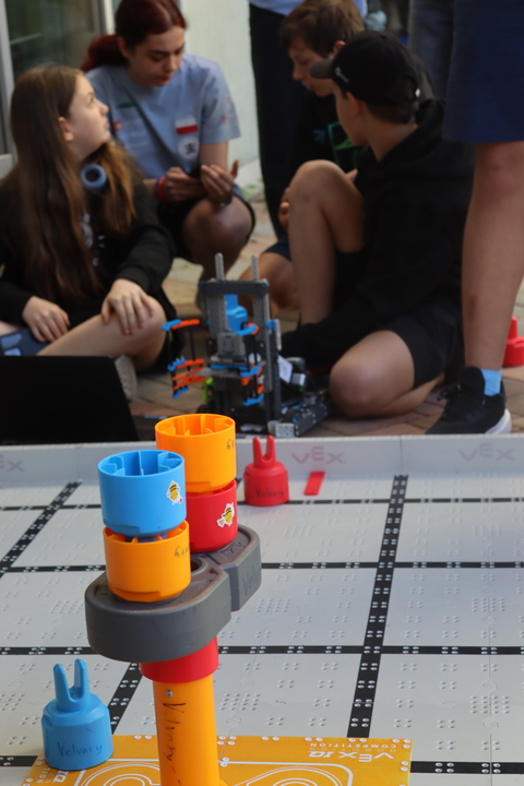 Roboti ve Zlíně zabodovali: tým Python se probojoval do finále VEX IQ Czech Open