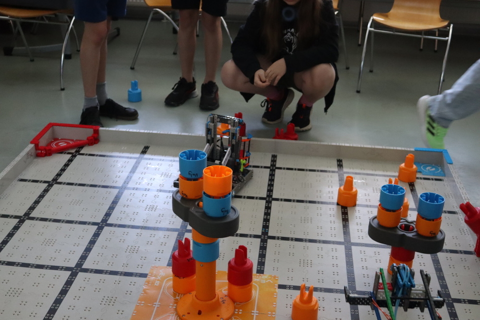 Roboti ve Zlíně zabodovali: tým Python se probojoval do finále VEX IQ Czech Open