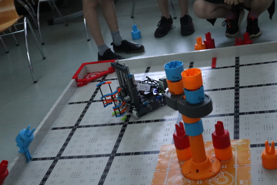 Roboti ve Zlíně zabodovali: tým Python se probojoval do finále VEX IQ Czech Open