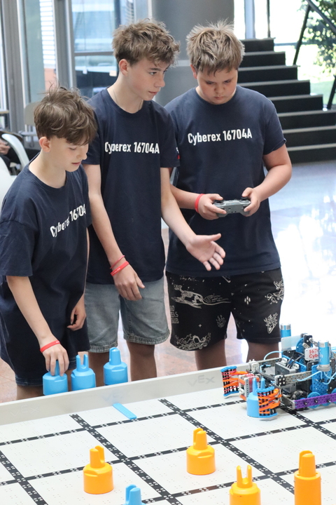Roboti ve Zlíně zabodovali: tým Python se probojoval do finále VEX IQ Czech Open
