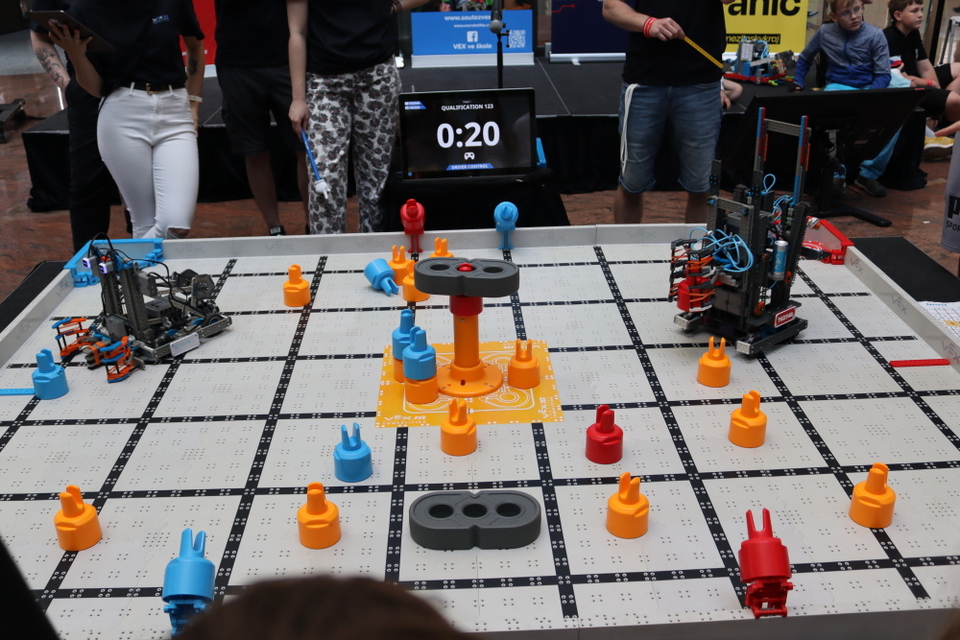 Roboti ve Zlíně zabodovali: tým Python se probojoval do finále VEX IQ Czech Open
