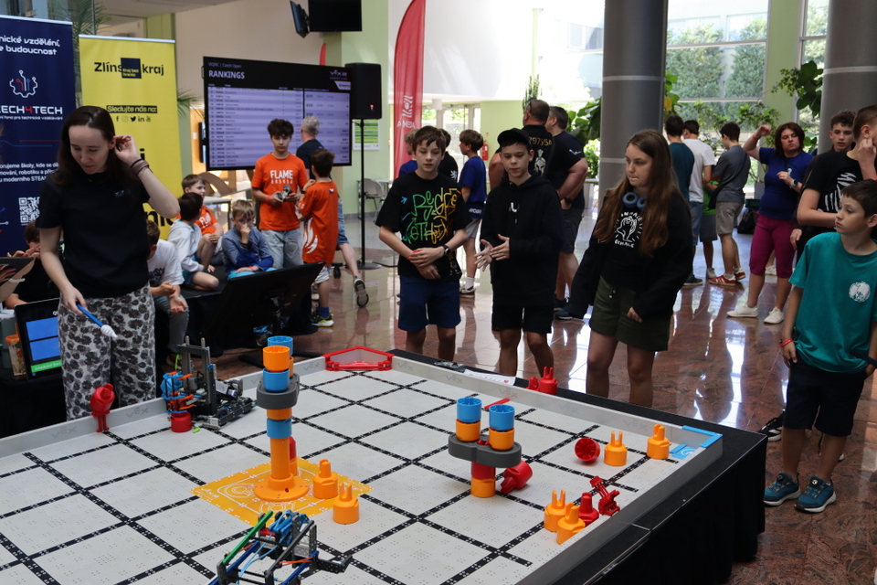 Roboti ve Zlíně zabodovali: tým Python se probojoval do finále VEX IQ Czech Open