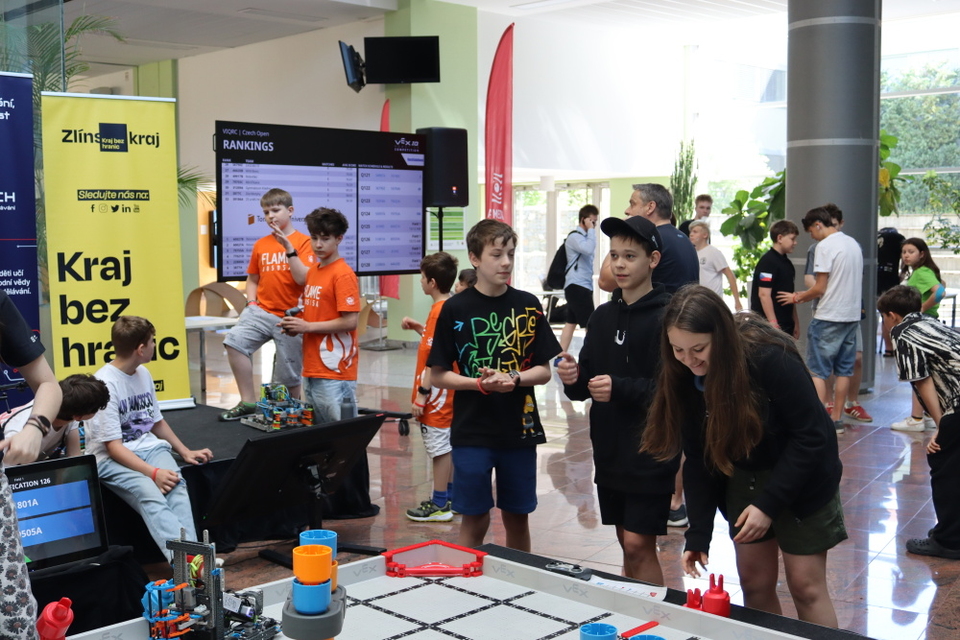 Roboti ve Zlíně zabodovali: tým Python se probojoval do finále VEX IQ Czech Open