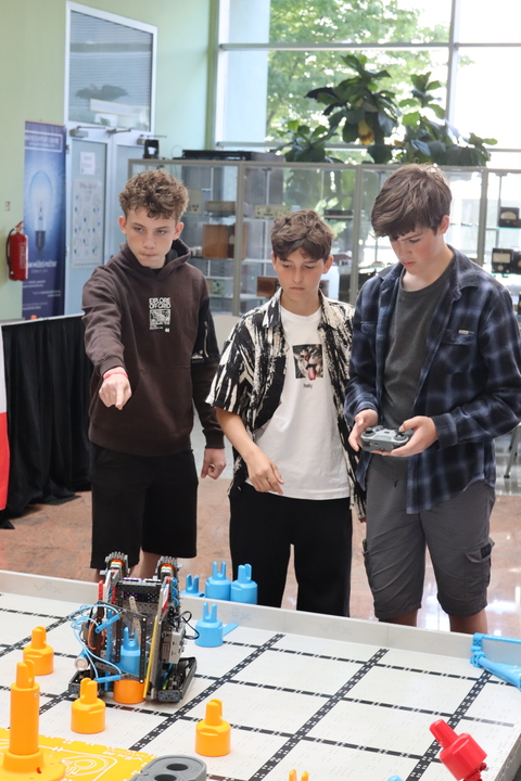 Roboti ve Zlíně zabodovali: tým Python se probojoval do finále VEX IQ Czech Open