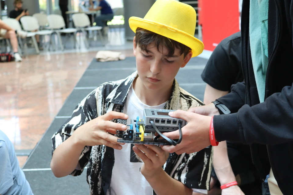 Roboti ve Zlíně zabodovali: tým Python se probojoval do finále VEX IQ Czech Open