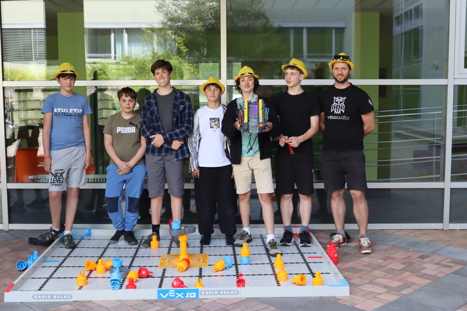 Roboti ve Zlíně zabodovali: tým Python se probojoval do finále VEX IQ Czech Open