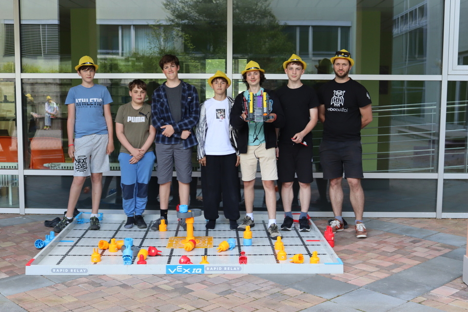 Roboti ve Zlíně zabodovali: tým Python se probojoval do finále VEX IQ Czech Open