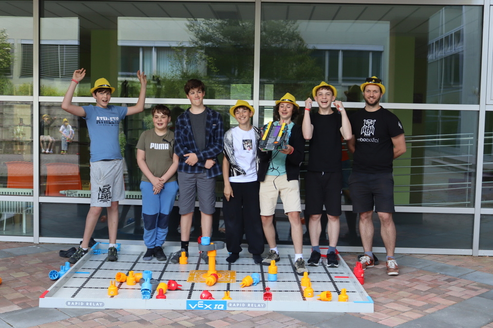 Roboti ve Zlíně zabodovali: tým Python se probojoval do finále VEX IQ Czech Open