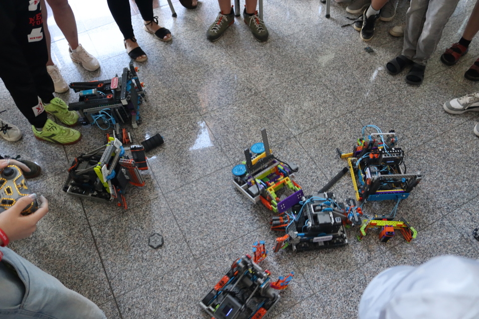Roboti ve Zlíně zabodovali: tým Python se probojoval do finále VEX IQ Czech Open