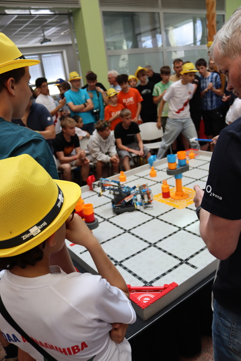 Roboti ve Zlíně zabodovali: tým Python se probojoval do finále VEX IQ Czech Open