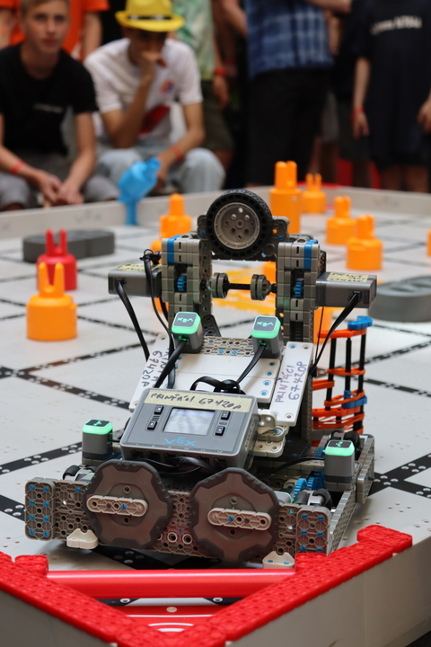 Roboti ve Zlíně zabodovali: tým Python se probojoval do finále VEX IQ Czech Open
