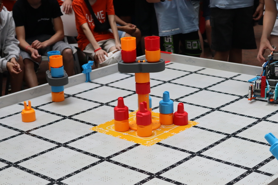 Roboti ve Zlíně zabodovali: tým Python se probojoval do finále VEX IQ Czech Open